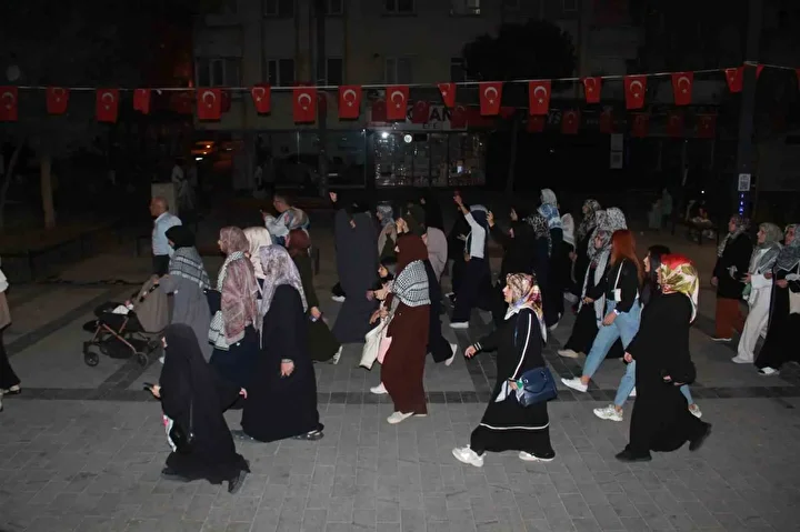 genc yasli cocuk siirtte binlerce insan global sumud filosuna takviye icin meydanlara indi 3 shuCN9nI