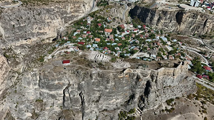 gevhernik kalesindeki hafriyatlarda mezar odasi bulundu 6 H3p4I5YG