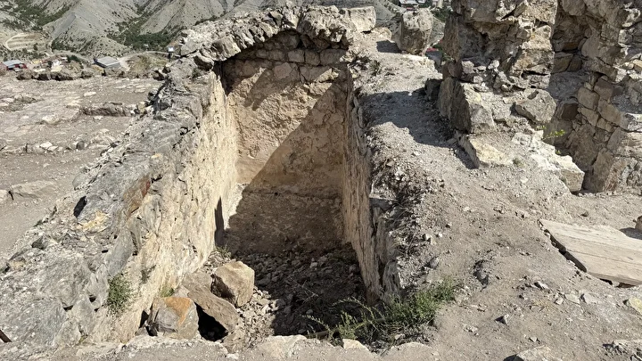 gevhernik kalesindeki hafriyatlarda mezar odasi bulundu 8 dKzSFMrV