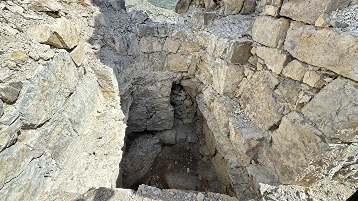 gevhernik kalesindeki hafriyatlarda mezar odasi bulundu 9