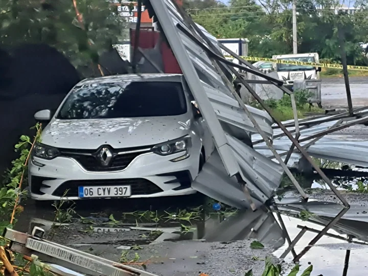 Hatay'da şiddetli rüzgar binaların çatılarını uçurdu 1 hatayda siddetli ruzgar binalarin catilarini ucurdu 0 Mm6qKQYg