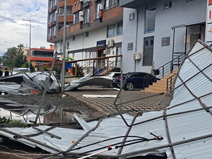Hatay'da şiddetli rüzgar binaların çatılarını uçurdu 2 hatayda siddetli ruzgar binalarin catilarini ucurdu 1 uDwsqg4Y