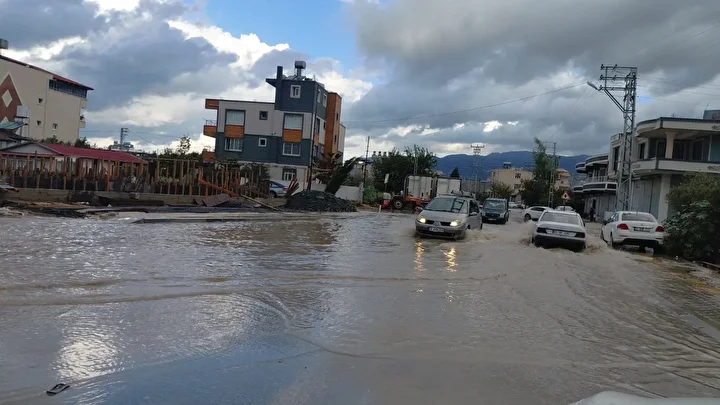 Hatay'da şiddetli rüzgar binaların çatılarını uçurdu 6 hatayda siddetli ruzgar binalarin catilarini ucurdu 5 i1F8L6YH