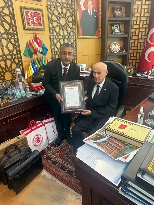 hizmete kazandirilan yeni teskilat binasinin tapusunu mhp lideri bahceliye takdim ettiler 0 XcDLIc7n