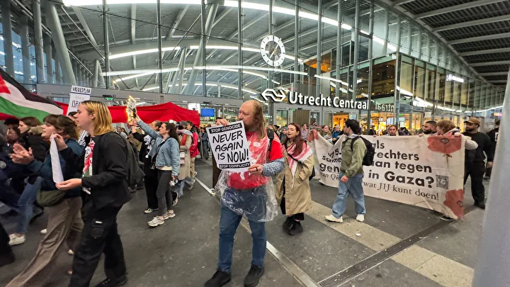 hollandada 20 tren istasyonunda filistine takviye icin oturma hareketleri yapildi 1 RRMDTZeu
