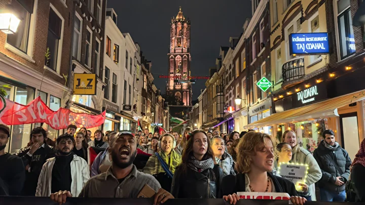 hollandada 20 tren istasyonunda filistine takviye icin oturma hareketleri yapildi 7 bdhip4GH