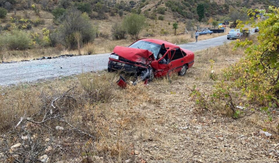 İki araç baş başa çarpıştı: 1 meyyit, 2 yaralı iki arac bas basa carpisti 1 meyyit 2 yarali nS2XHLHv.jpg