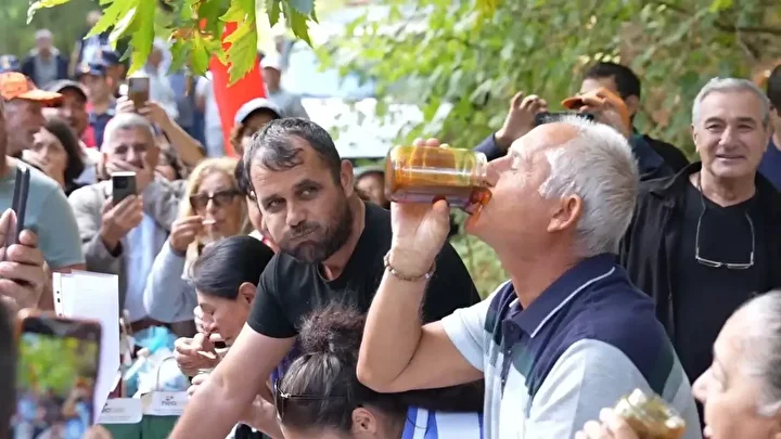 iki dakikada 1 kilogram bal yedi bir kavanozu basini dikip bitirdi sampiyon oldu 0 uAAlec4n