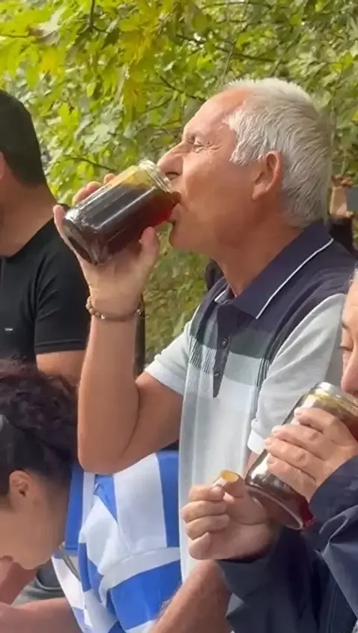 iki dakikada 1 kilogram bal yedi bir kavanozu basini dikip bitirdi sampiyon oldu 1 kiOjPhTl