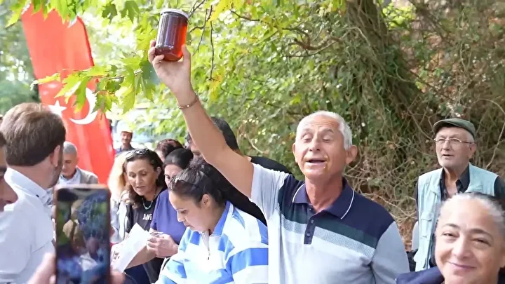 iki dakikada 1 kilogram bal yedi bir kavanozu basini dikip bitirdi sampiyon oldu 2 abVjkImQ