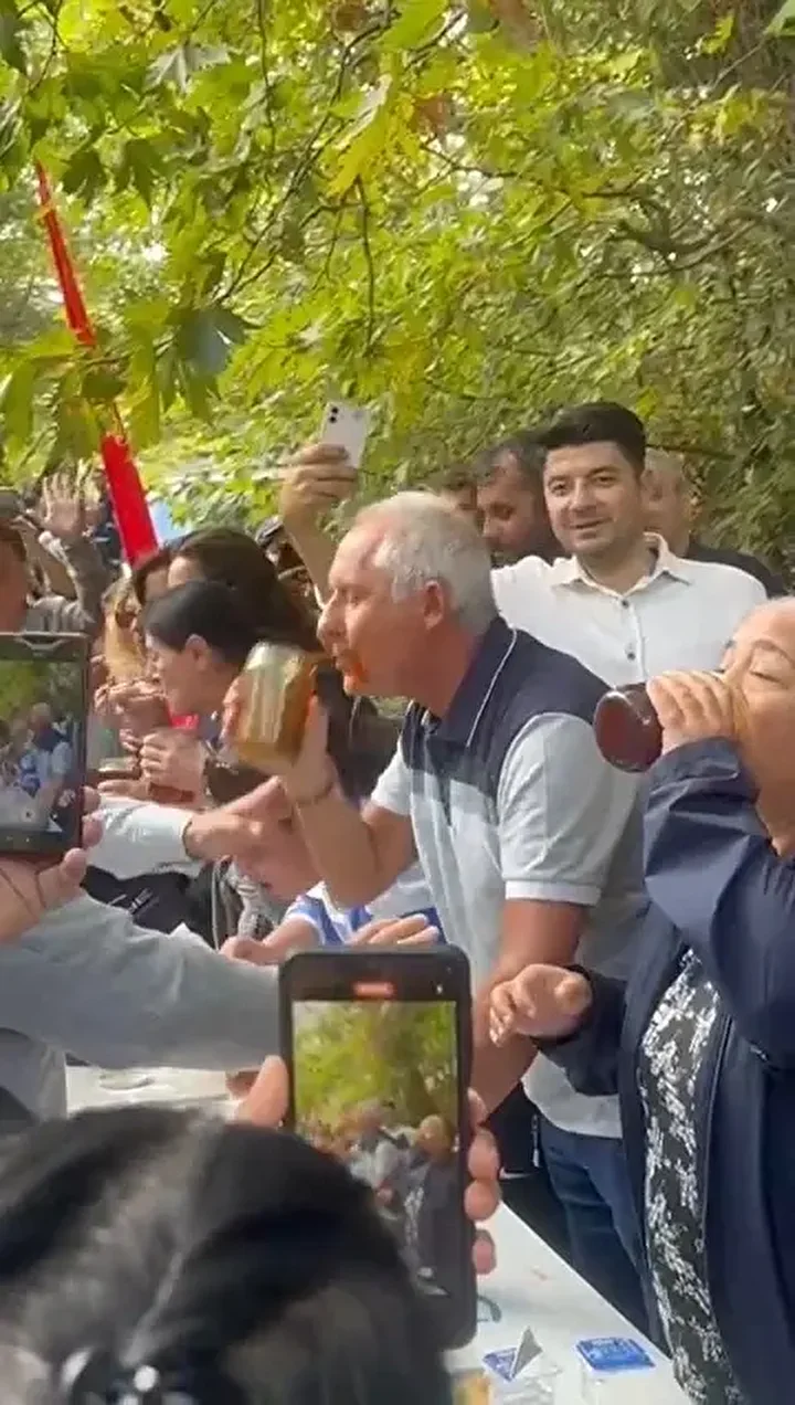 iki dakikada 1 kilogram bal yedi bir kavanozu basini dikip bitirdi sampiyon oldu 3 mY9SNWMe