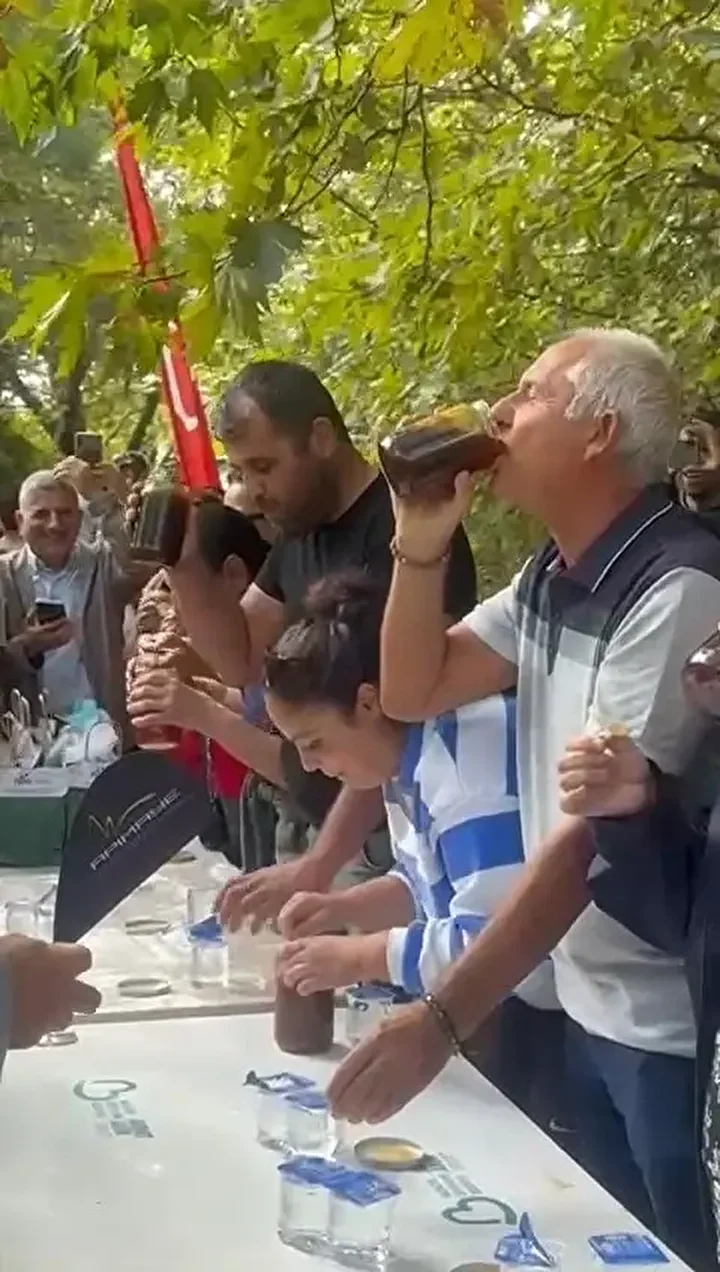 iki dakikada 1 kilogram bal yedi bir kavanozu basini dikip bitirdi sampiyon oldu 4 WiW2DEJn