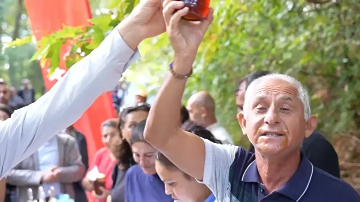 iki dakikada 1 kilogram bal yedi bir kavanozu basini dikip bitirdi sampiyon oldu 5 hMcTNFRt