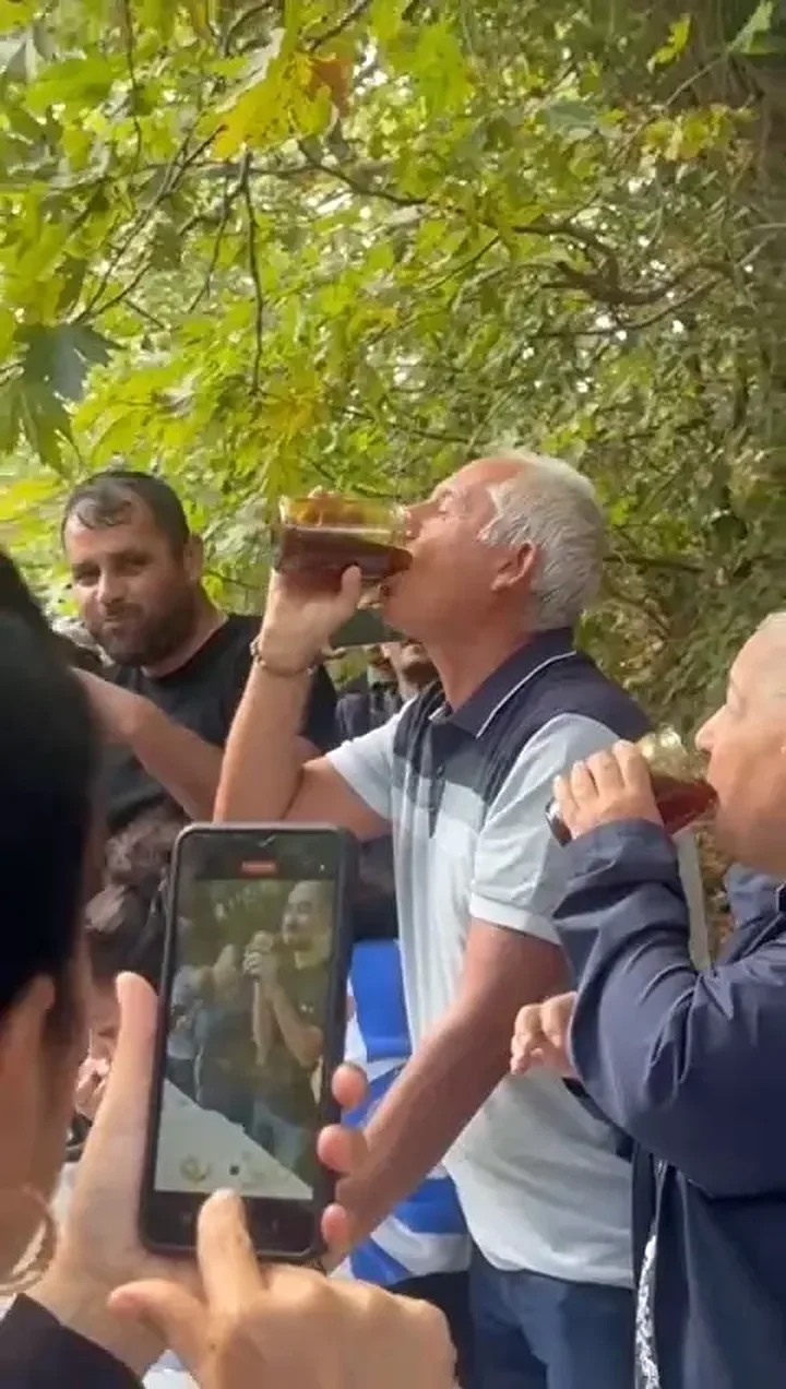iki dakikada 1 kilogram bal yedi bir kavanozu basini dikip bitirdi sampiyon oldu 6 evOCL5ep