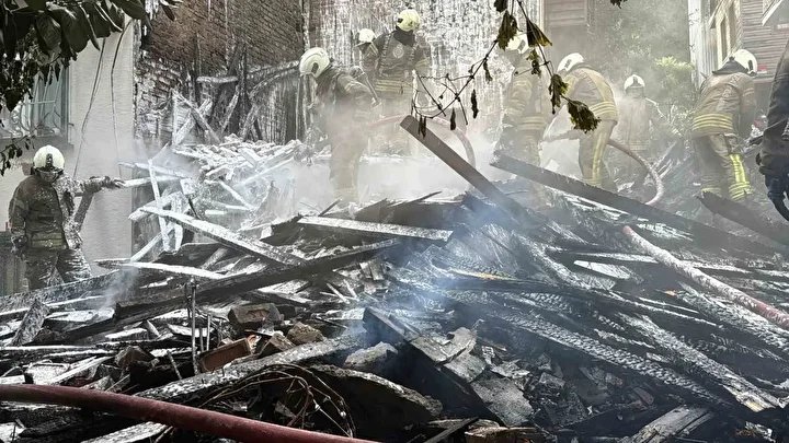 imdat cigliklari her yeri sardi besiktasta alevlere teslim olan 4 katli ahsap binadan geriye yekP33Op