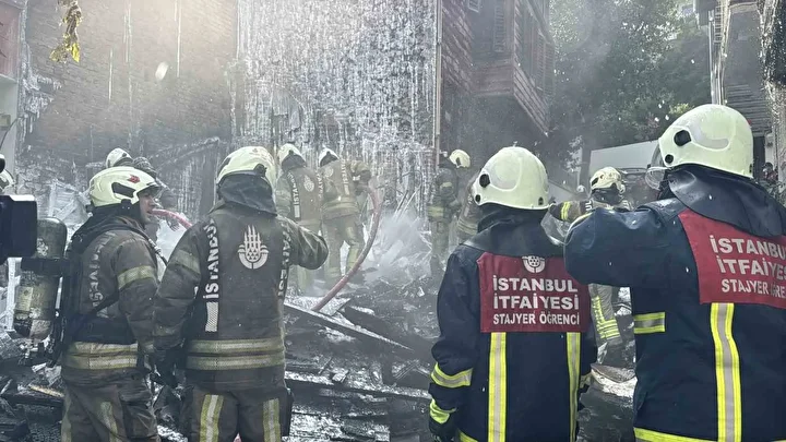 imdat cigliklari her yeri sardi besiktasta alevlere teslim olan 4 katli ahsap binadan geriye zvnQR5ag
