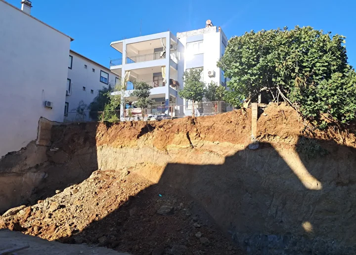İnşaat alanında toprak kaydı: Bitişikteki 2 katlı bina tahliye edildi 1 insaat alaninda toprak kaydi bitisikteki 2 katli bina tahliye edildi 0 vRfWbr5l