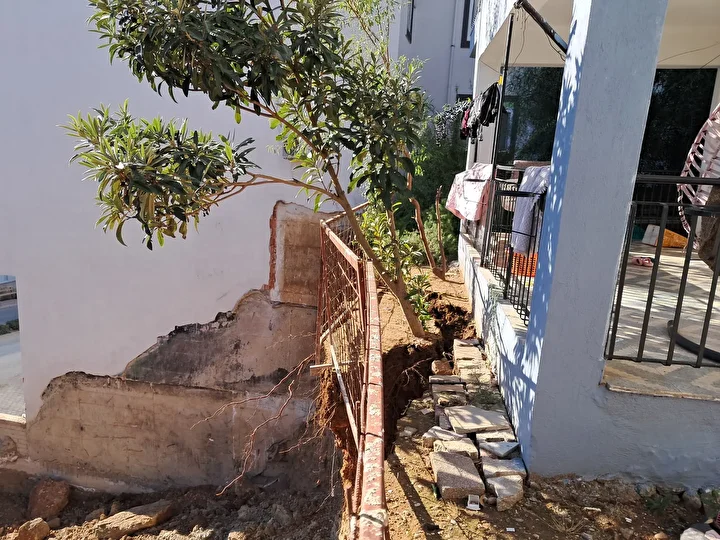 İnşaat alanında toprak kaydı: Bitişikteki 2 katlı bina tahliye edildi 3 insaat alaninda toprak kaydi bitisikteki 2 katli bina tahliye edildi 2 763IsX5O