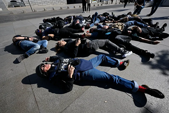 ispanyada bu kere foto muhabirleri israili protesto etti celik yelek ve kasklarla aksiyon gerceklestirdi AfU9NAYl