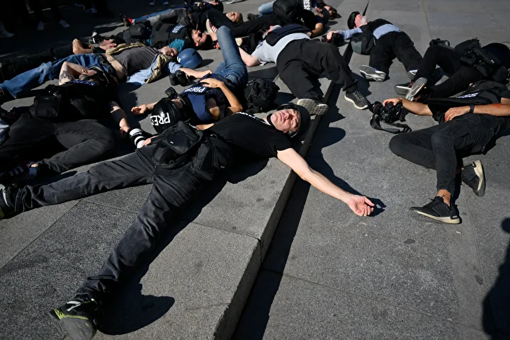 ispanyada bu kere foto muhabirleri israili protesto etti celik yelek ve kasklarla aksiyon gerceklestirdi E5fMUYOu