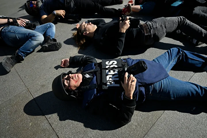 ispanyada bu kere foto muhabirleri israili protesto etti celik yelek ve kasklarla aksiyon gerceklestirdi QUMnF6VG