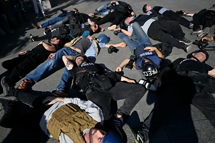 ispanyada bu kere foto muhabirleri israili protesto etti celik yelek ve kasklarla aksiyon gerceklestirdi