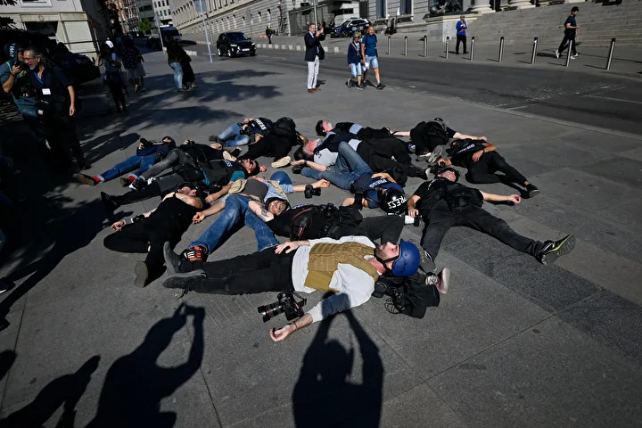ispanyada bu kere foto muhabirleri israili protesto etti celik yelek ve kasklarla aksiyon gerceklestirdi bELvT6ze