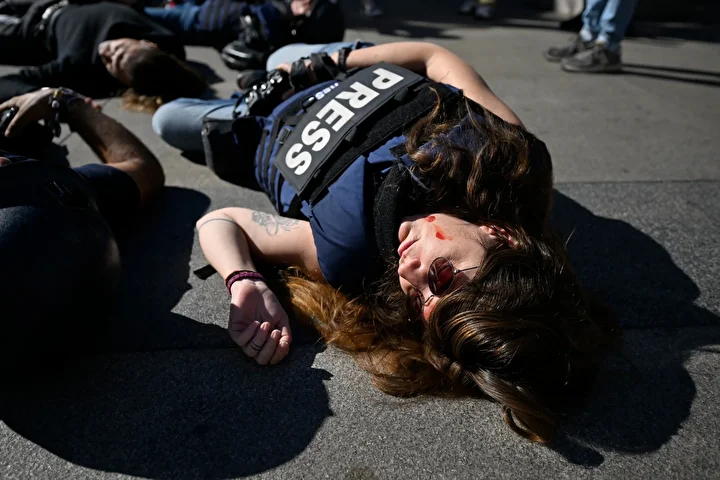 ispanyada bu kere foto muhabirleri israili protesto etti celik yelek ve kasklarla aksiyon gerceklestirdi en3bEQjI