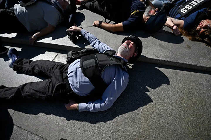 ispanyada bu kere foto muhabirleri israili protesto etti celik yelek ve kasklarla aksiyon gerceklestirdi zpTTXz4a