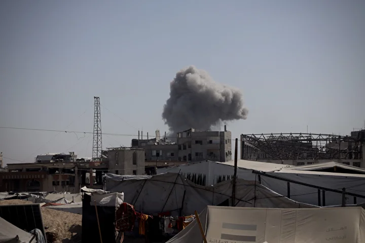 israilin gazzeye yonelik taarruzlari suruyor bolgeden agir dumanlar yukseldi 1 u1FJUlzL