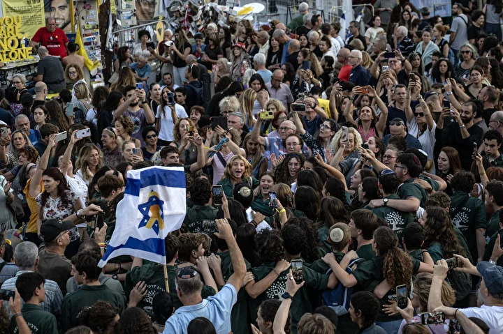 israilliler gazzede yururluge girmesi beklenen ateskesi kutladi 14 XTbMKHvW