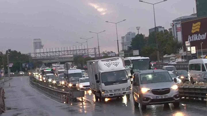 istanbul gune yagmurla basladi anadolu yakasinda trafik yogunlugu yuzde 83e cikti 1 Th3vzMKR