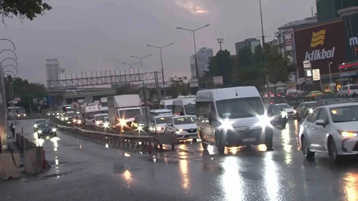istanbul gune yagmurla basladi anadolu yakasinda trafik yogunlugu yuzde 83e cikti 2 yEY5Wk9O