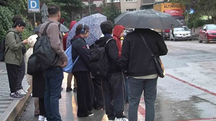 istanbul gune yagmurla basladi anadolu yakasinda trafik yogunlugu yuzde 83e cikti 3 7XVkDmji