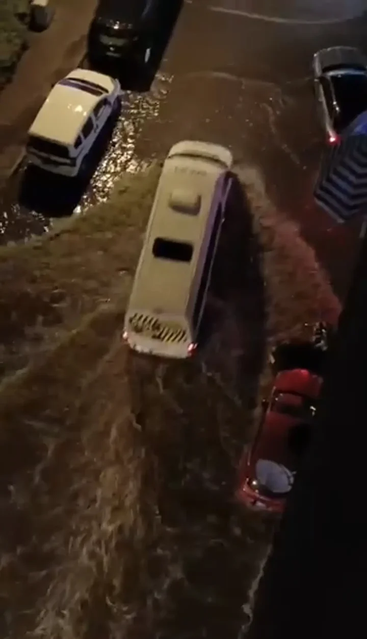 istanbulda saganak nedeniyle maltepe ve uskudarda caddeleri su basti 0 PzbiqMOp