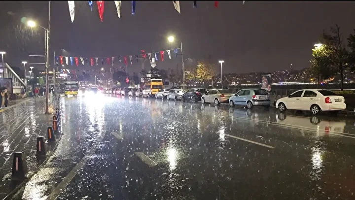 istanbulda saganak nedeniyle maltepe ve uskudarda caddeleri su basti 1 6a6NJ2bf