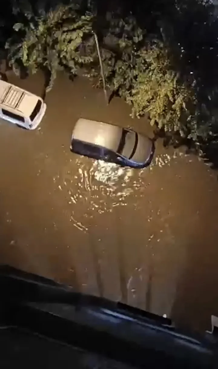 istanbulda saganak nedeniyle maltepe ve uskudarda caddeleri su basti 2 um6CRlpv