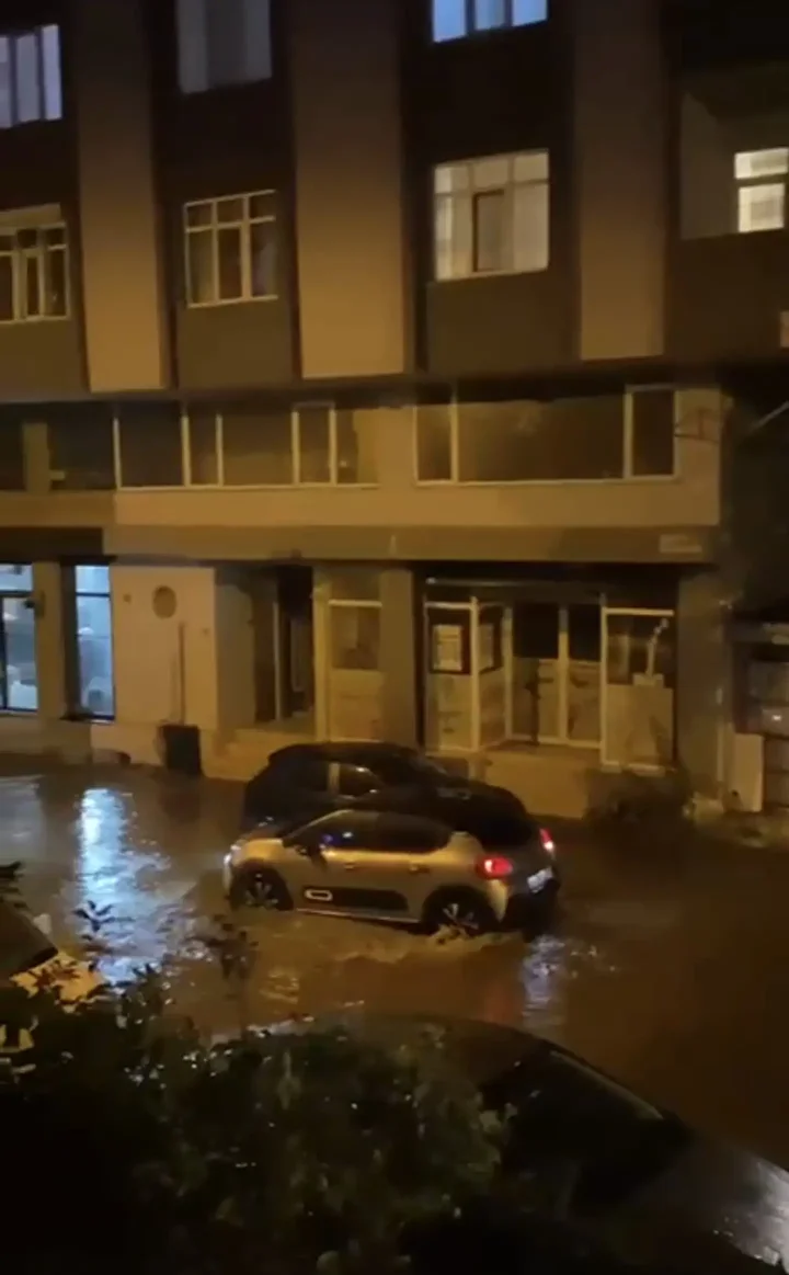 istanbulda saganak nedeniyle maltepe ve uskudarda caddeleri su basti 3 DkJTRNGM