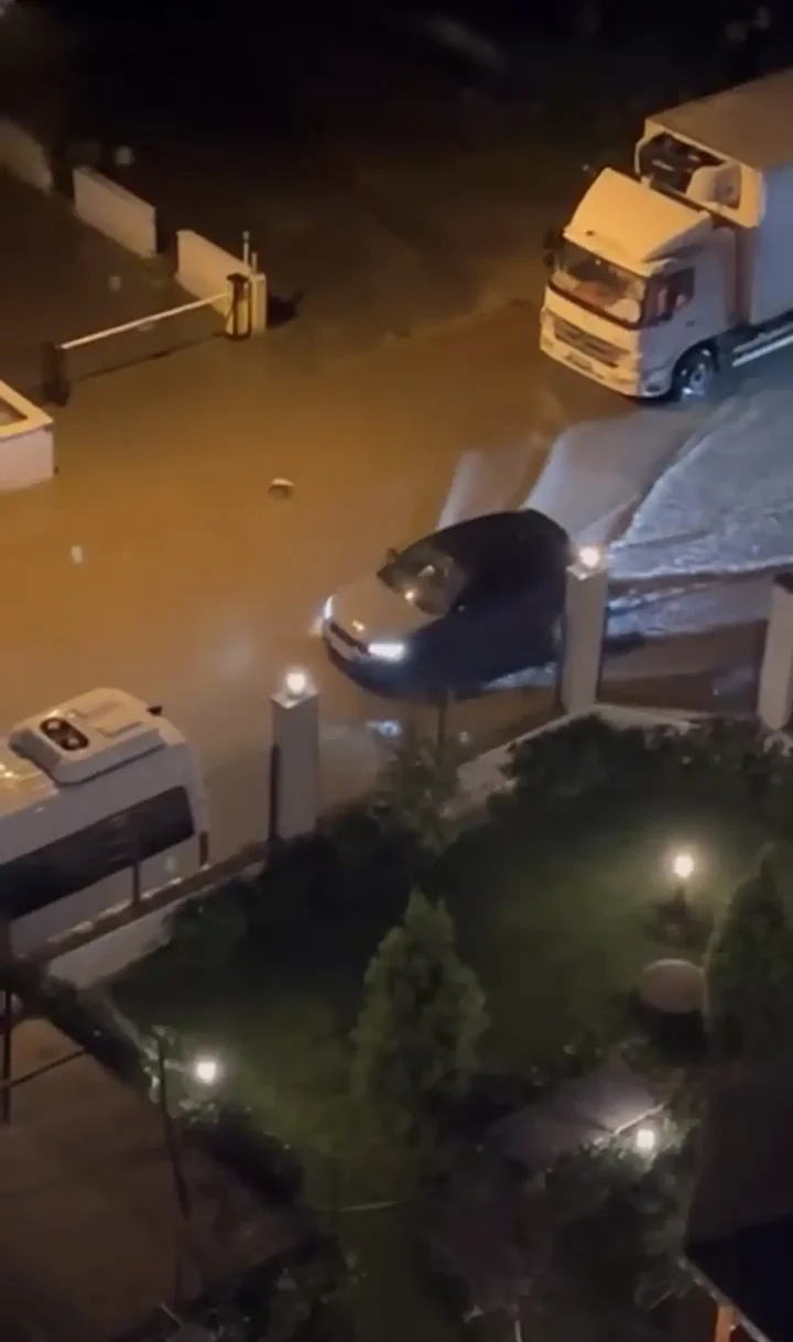 istanbulda saganak nedeniyle maltepe ve uskudarda caddeleri su basti 4 t1ILPpd4