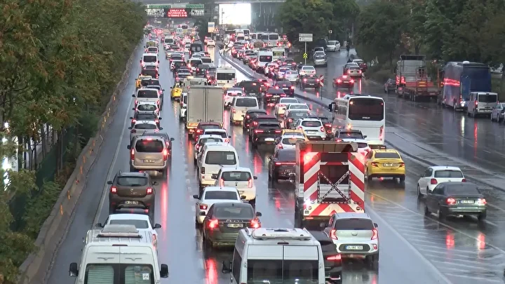 istanbulda yagmurun tesiri ile agir trafik olustu yuzde 80e kadar cikti 0 KICPfe6u