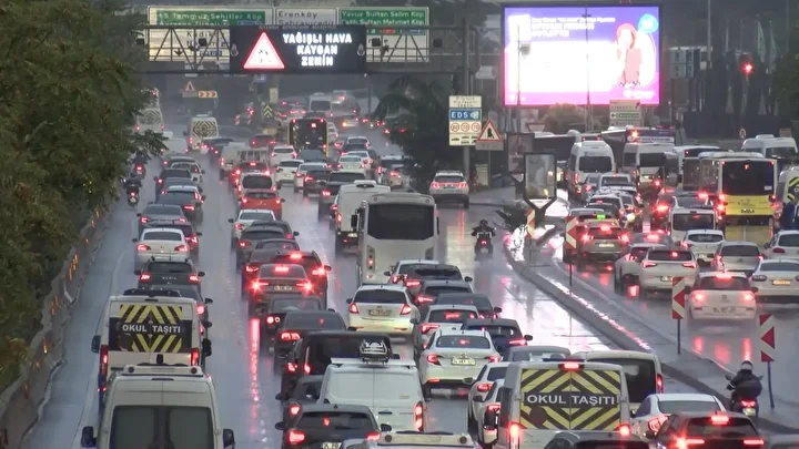 istanbulda yagmurun tesiri ile agir trafik olustu yuzde 80e kadar cikti 3 Zgn6HM7Y