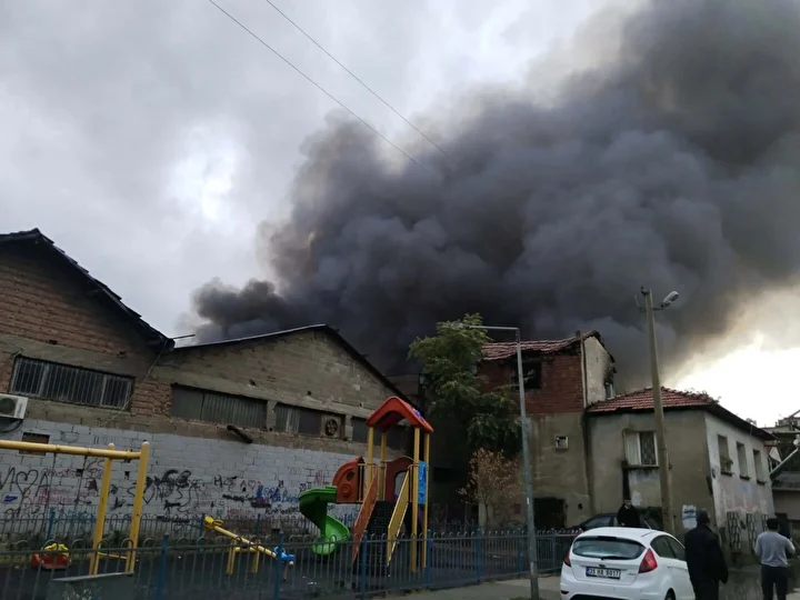 İzmir'de korkutan yangın: Alevler her yeri sardı çok sayıda grup müdahale ediyor 6 izmirde korkutan yangin alevler her yeri sardi cok sayida grup mudahale ediyor 5 nQHYmB7e