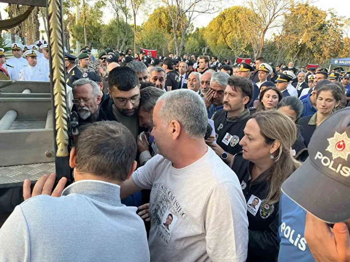 izmirdeki polis merkezine atakta yaralanan polis memuru omer amilag sehit oldu ne olur omerimi 8lqfbGwy