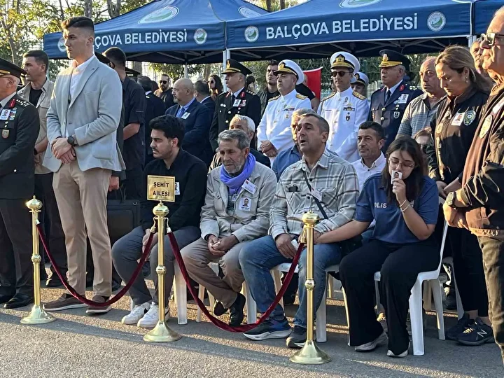 izmirdeki polis merkezine atakta yaralanan polis memuru omer amilag sehit oldu ne olur omerimi zYfQa2qd