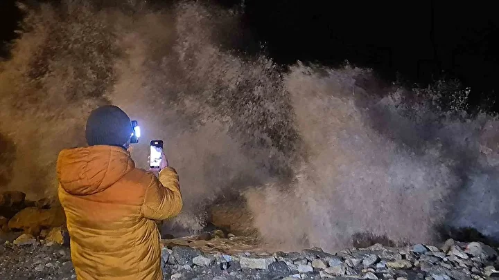 Karadeniz’de dalgaların uzunluğu 8 metreyi aştı: Rüzgarın suratı hızı 75 kilometreye ulaştı 1 karadenizde dalgalarin uzunlugu 8 metreyi asti ruzgarin surati hizi 75 kilometreye ulasti 0 7LgXchZU