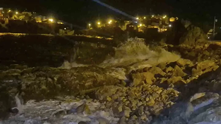 Karadeniz’de dalgaların uzunluğu 8 metreyi aştı: Rüzgarın suratı hızı 75 kilometreye ulaştı 2 karadenizde dalgalarin uzunlugu 8 metreyi asti ruzgarin surati hizi 75 kilometreye ulasti 1 NHZfv5bC