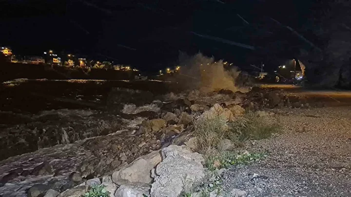 Karadeniz’de dalgaların uzunluğu 8 metreyi aştı: Rüzgarın suratı hızı 75 kilometreye ulaştı 3 karadenizde dalgalarin uzunlugu 8 metreyi asti ruzgarin surati hizi 75 kilometreye ulasti 2 5rtUC6Xr