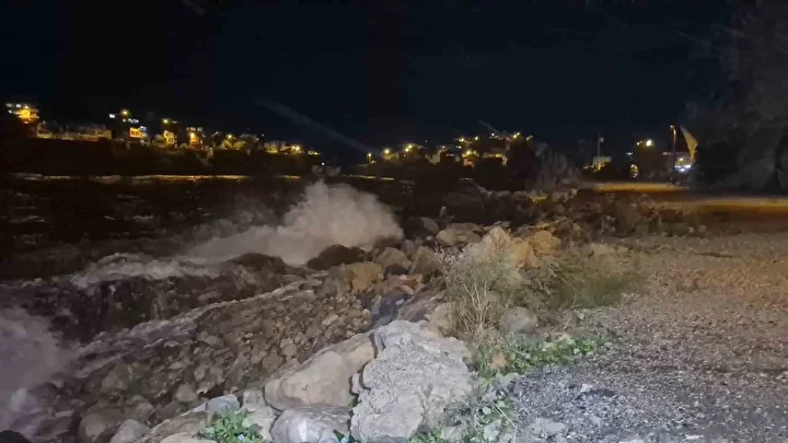 Karadeniz’de dalgaların uzunluğu 8 metreyi aştı: Rüzgarın suratı hızı 75 kilometreye ulaştı 4 karadenizde dalgalarin uzunlugu 8 metreyi asti ruzgarin surati hizi 75 kilometreye ulasti 3 FKK2kQeF