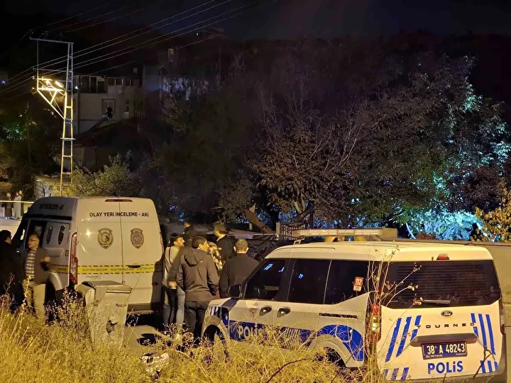 Kayseri’de ikili cinayet: Karı koca cami çıkışında konutlarının önünde öldürüldü 1 kayseride ikili cinayet kari koca cami cikisinda konutlarinin onunde olduruldu 0 QhXeFUmw