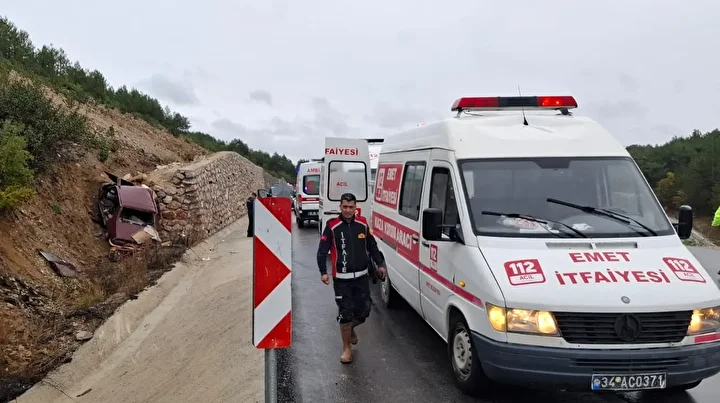 kutahyada istinat duvarina carpan arabanin soforu ile esi oldu 1 YVUu1Jdj